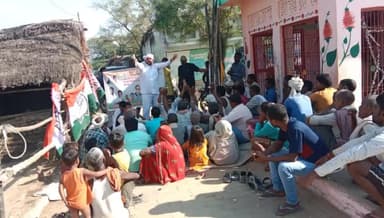 बलरामपुर समाचार 2024 में केंद्र में कांग्रेस की सरकार बनाएं नसीम चौधरी एडवोकेट बताते चलें कि श्रावस्ती लोकसभा से अपने को कांग्रेस पार्टी का प्रत्याशी मान कर चल रहे नगर पंचायत इकौना के प्रतिनिधि नसीम चौधरी इन दिनो दरवाजे दर दरवाजे खाक छान रह