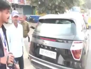 जबलपुर: वाहनों की विशेष चेकिंग के लिए जिला निर्वाचन अधिकारी द्वारा गठित SST टीम के द्वारा दम्हो नाका चौक पर की जा रही चेकिंग