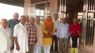 चरखी दादरी: पीर बाबा सेवा दल के पदाधिकारियों ने मंदिर परिसर में वैश्य कन्या वरिष्ठ माध्यमिक स्कूल के चेयरमैन बलराम को किया सम्मानित