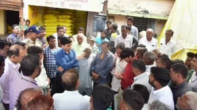 मंदसौर: कलेक्टर एवं निर्वाचन अधिकारी ने मंदसौर एवं दलोदा में खाद वितरण केंद्रों पर पहुंचकर किसानों से खाद को लेकर की चर्चा