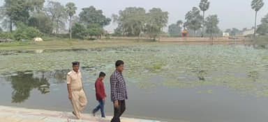 जलालगढ़: छठ पर्व को लेकर जलालगढ़ प्रखंड के विभिन्न घाटों का निरीक्षण करते अंचलाधिकारी।