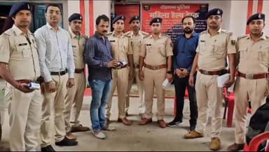 डेहरी: नगर थाने में अनुमंडल छेत्र के पुलिस अधिकारियों को ऑन लाइन डिवाइस के माध्यम से चालान काटने की दी गई ट्रेनिंग