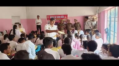 जमुनहा: यातायात माह नवम्बर2023 के अनुपालन में यातायात पुलिस द्वारा  स्कूली बच्चों व आमजन को किया गया जागरूक