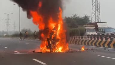मुरादाबाद: थाना कटघर इलाके नेशनल हाईवे पर चलती कार के आगे अचानक आवारा पशु टकराने से कार पलट गई कार में लगी आग