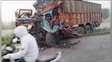 नीमराना: नीमराना दो ट्रक टकराए आपस में , चालक व खलाशी हुए घायल , अस्पताल में कराया भर्ती , हाइवे पर लगा जाम