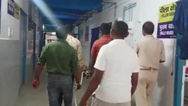 जमुई: टाउन थाने की पुलिस ने लखनपुर व हरला से अलग-अलग मामले में 3 अभियुक्तों को किया गिरफ्तार, मेडिकल के लिए लाया अस्पताल