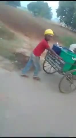 #कोल्लूहा #पंचायत के #कुमरडीह गांव के #वार्ड नं #पांच में #स्वच्छताकर्मी के #बच्चे उठा रहे है, #कचरा #नाबालिक से #कराया जा रहा है #काम, #मुखिया बने है #मुखदर्शक