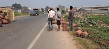 पूर्णिया पूर्व: गुलाबबाग गुंडा चौक के समीप गैस सिलेंडर लदा मैजिक वाहन बाइक के बीच हुई टक्कर में बाइक चालक घायल