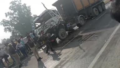 बरेली:-बिल्वा पुल के पास तेज रफ्तार ट्रक ने फौजी जबानो की गाड़ी को मारी टक्कर जिससे उनकी गाड़ी पलट गई बाल -बाल बचे फौजी