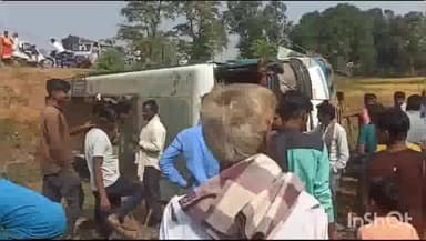 तेंदूखेड़ा: बमोहरी के पास तिवारी ट्रैवल्स की यात्री बस पलटी, 2 दर्जन यात्री हुए घायल