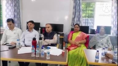 गुमला: बिरसा मुंडा लाइब्रेरी में डीसी ने अधिकारियों संग की बैठक, अबुआ वीर दिशोम अभियान व वन अधिकार समिति गठन पर हुई चर्चा