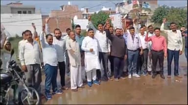 सहारनपुर: सौ फुटा रोड पर कई कॉलोनी वासियों ने क्षेत्र में सड़क पर जल भराव की समस्या को लेकर  नाराजगी व्यक्त करते हुए किया प्रदर्शन