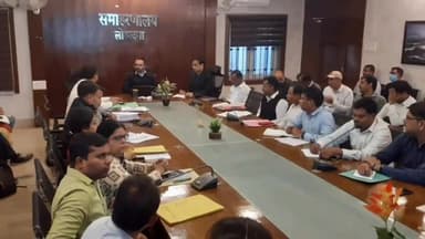 लोहरदगा: 10 नवंबर को संयुक्त सचिव केके सोन के लोहरदगा आगमन को लेकर लोहरदगा समाहरणालय में उपायुक्त ने की बैठक