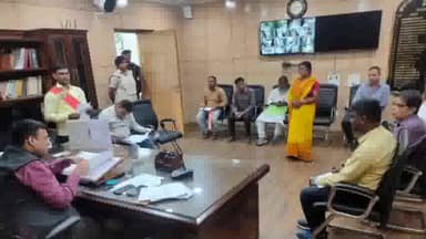 धनबाद/केंदुआडीह: उपायुक्त वरुण रंजन ने अपने कार्यालय मे कक्ष में लगाया जनता दरबार उपायुक्त ने सुनी आम जनों की शिकायतें