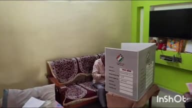 जिले में 80 वर्ष से अधिक आयु वर्ग के मतदाताओं व दिव्यांगों ने घर से ही किया मतदान