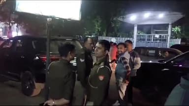 कानपुर: कल्याणपुर में अस्पताल के बाहर परिजनों ने मृतक व्यक्ति का शव रखकर किया हंगामा, मौके पर पहुंची पुलिस जांच में जुटी