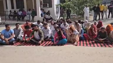 सहारनपुर: गागलहेड़ी थाने में गांव माजरी से कई दिनों से लापता युवती की बरामदगी की मांग को लेकर परिजन बैठे धरने पर