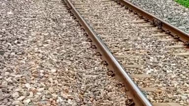 बहेड़वा गांव में ट्रेन के सामने कूद कर अज्ञात अधेड़ व्यक्ति ने की आत्महत्या, शिनाख्त के प्रयास में जुटी पुलिस