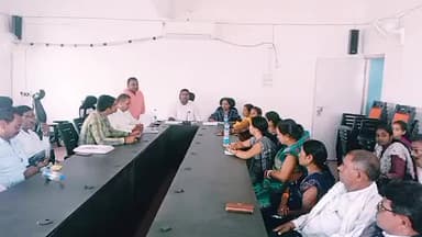 डोमचांच: डोमचांच प्रखण्ड मुख्यालय में पंचायत समिति सदस्यों की समीक्षा बैठक संपन्न