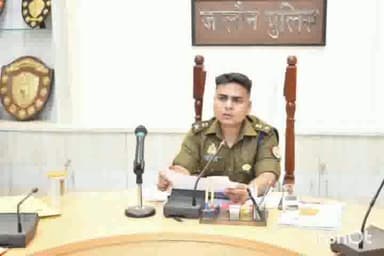 उरई: पुलिस लाइन उरई में एसपी ने आगामी त्यौहारों को लेकर पुलिसकर्मियों के साथ की अपराध समीक्षा बैठक