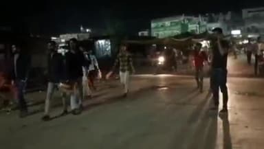 आलोट: नगर में गोपुत्र सदस्यों द्वारा गायों को लगाया जा रहा है रेडियम का पट्टा, एक्सीडेंट से बचाव को लेकर उठाए कदम