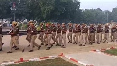 जौनपुर: पुलिस लाइन यहां पर पुलिस अधीक्षक के ली परेड की सलामी