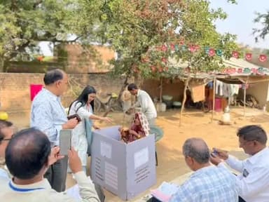 टीकमगढ़: जिले में चिन्हांकित 80 वर्ष से अधिक आयु और दिव्यांग मतदाताओं से घर में ही करवाया जा रहा मतदान