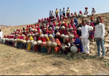 जालौर: जालोर के नरेगा कर्मियों ने शत प्रतिशत मतदान के लिए मटके पर स्लोगन बनाकर लोगो को किया प्रेरित