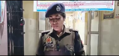 बिधूना: ग्राम बोझा में दो पक्षो में झगडे के दौरान फायरिंग होने की घटना में जानकारी देता पुलिस अधीक्षक