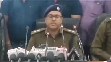 जबलपुर: एसपी ने पुलिस कंट्रोल रूम में किया खुलासा, चार आरोपियों को गिरफ्तार कर बरामद हुए 8 फायर आर्म्स एवं 20 कारतूस