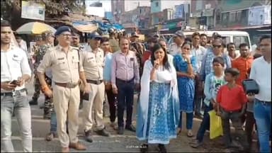 लटेरी: सिरोंज चौराहे पर शासकीय महाविद्यालय के छात्र-छात्राओं ने मतदाता जागरूकता को लेकर किया नुक्कड़ नाटक का आयोजन