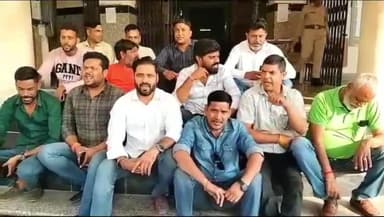 गिर्वा: कांग्रेसी वार्डों में डामरीकरण नहीं होने से नाराज कांग्रेसी कार्यकर्ता टाउन हॉल स्थित नगर निगम के बाहर बैठे धरने पर