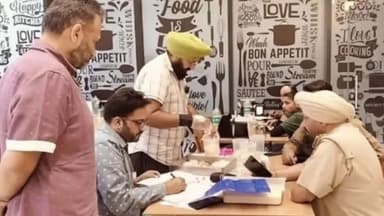 ਐਸਏਐਸ ਨਗਰ ਮੁਹਾਲੀ: ਫੇਸ 3ਬੀ2 ਚ ਨਿਕ ਬੇਕਰਸ ਤੇ ਸਿੰਧੀ ਸਵੀਟ 'ਤੇ ਸਿਹਤ ਵਿਭਾਗ ਟੀਮਾਂ ਨੇ ਛਾਪੇਮਾਰੀ ਕਰਕੇ ਭਰੇ ਨਮੂਨੇ, ਡੀਐਸਪੀ-1 ਤੇ ਥਾਣਾ ਮਟੌਰ ਮੁਖੀ ਰਹੇ ਮੌਜੂਦ