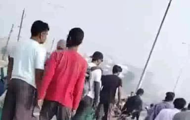 धनबाद/केंदुआडीह: अशर्फी अस्पताल और विनोद बिहारी चौक के बीच खड़े वाहनों में चार पहिया वाहन ने मारी टक्कर, चालक की हुई पिटाई