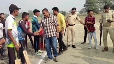 बरौली: कोटवा गांव में पुलिस ने सामाजिक माहौल बेहतर बनाने के लिए क्रिकेट मैच का कराया आयोजन, थाना प्रभारी रहे मौजूद।