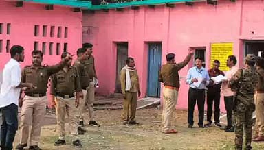 तेंदूखेड़ा: विधानसभा 56 जबेरा के तेंदूखेड़ा में प्रेक्षक डी. साजिद बाबू ने संवेदनशील मतदान केंद्रों का किया निरीक्षण