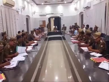 हरदोई: पुलिस अधीक्षक ने पुलिस लाइन सभागार में मासिक अपराध गोष्ठी में की अपराधों की समीक्षा, रोकथाम के लिए दिए आवश्यक निर्देश