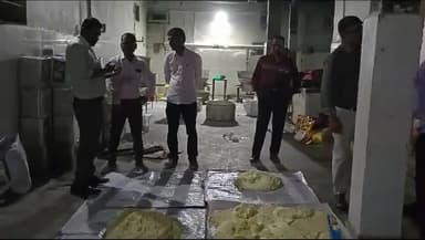 गोरखपुर: राप्ती नगर में खोवा बनाने वाली फैक्ट्री पर फूड विभाग ने की छापेमारी, लिए गए नमूने