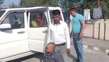 हरिद्वार पुलिस ने ऑपरेशन स्माइल टीम ने खोए बच्चे को परिजनों से मिलाया