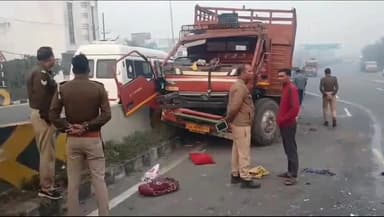 मुरादाबाद: पराग फैक्ट्री के सामने पंचर होने के बाद हाईवे पर खड़े ट्रक से टकराए 2 अन्य ट्रक, 1 की मौत 2 घायल