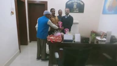 लोहरदगा: झारखंड कुम्हार प्रजापति समन्वय समिति ने अधिकारियों व गणमान्य लोगों के बीच दीपक व ग्वालिन का किया वितरण