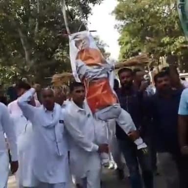 जगाधरी: हरियाणा सरकार के द्वारा बढ़ाए गए गन्ने के मूल्य को लेकर विरोध में भाकियू ने लघु सचिवालय पर मुख्यमंत्री का फूंका पुतला