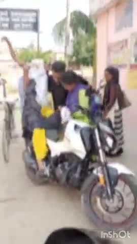 बिधूना: सामुदायिक स्वास्थ्य केंद्र बिधूना से शव को पीठ पर बांधकर बाइक से घर ले जाने का वीडियो सोशल मीडिया पर हुआ वायरल