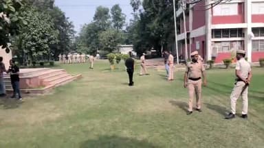 करनाल: लघु सचिवालय में एनडीआरआई का गेट खुलवाए जाने की मांग को लेकर पहुंचे शहर के नागरिक