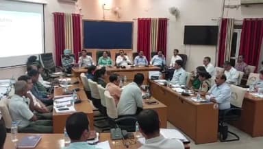 गिर्वा: विधानसभा चुनाव को लेकर भारत निर्वाचन आयोग के प्रेक्षकों ने कलेक्ट्रेट स्थित जिला परिषद सभागार में ली बैठक