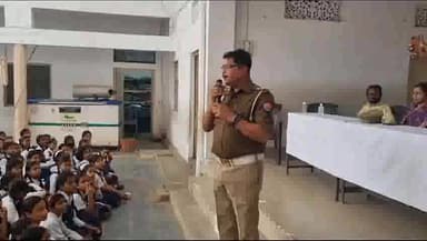 भदोही: जिले के ज्ञानदेवी बालिका इंटर कॉलेज में यातायात जागरूकता को लेकर बच्चों को सुरक्षा के प्रति दी गई जानकारी