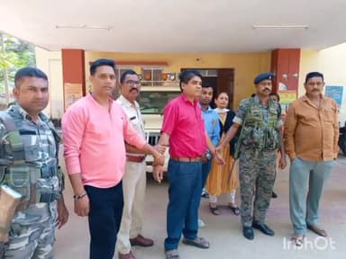 लातेहार: एसीबी की टीम ने एलआरडीसी के पेशकार को कार्यालय से 5000 रुपए घूस लेते किया गिरफ्तार