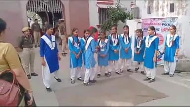 मुरादाबाद: सदर कोतवाली में यातायात माह के अंतर्गत स्कूली छात्राओं द्वारा नुक्कड़ नाटक के माध्यम से लोगों को किया गया जागरूक