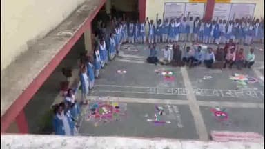 घुवारा: घुवारा के स्कूल में मतदाता जागरूकता अभियान के तहत रंगोली प्रतियोगिता का हुआ आयोजन,नगर परिषद के बड़े बाबू ने पुरस्कार किए