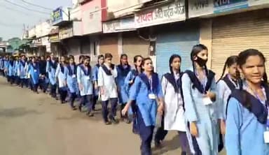 मंदसौर: गांधी चौराहा एवं अन्य मार्गों से मतदाता जागरूकता को लेकर छात्राओं ने निकाली जागरूकता रैली, मतदान करने का दिया संदेश